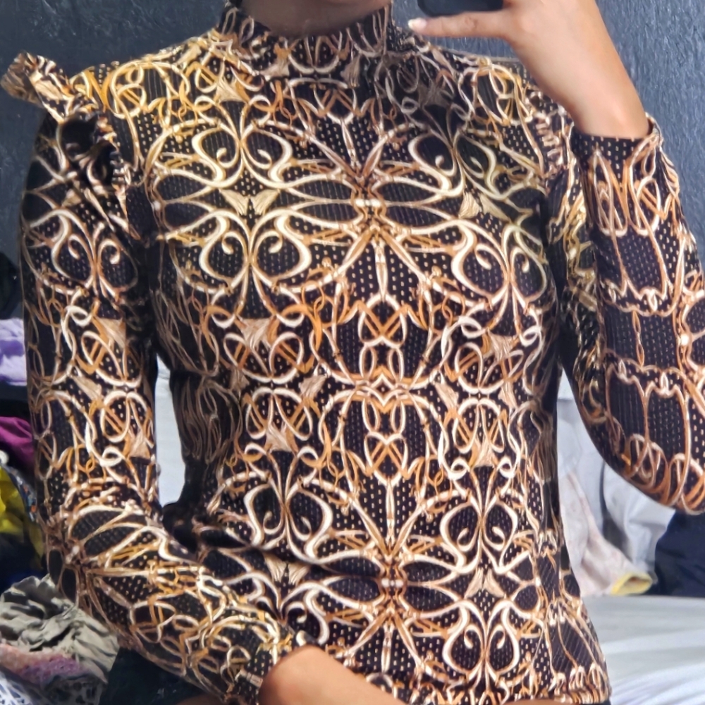Black and gold chain design Long sleeved top